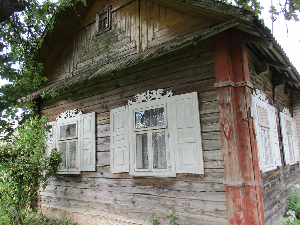 Вужы — ад удару маланкі, птушкі — на каханне. Як і чаму беларусы ўпрыгожвалі свае хаты?