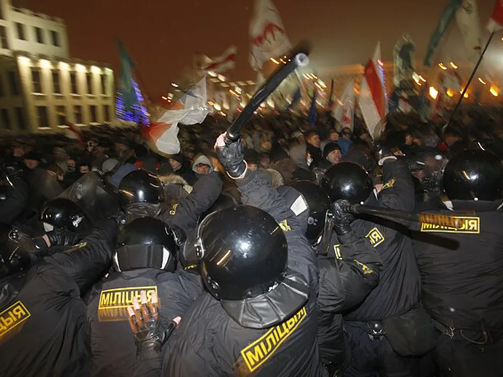 Дзве Плошчы, выбары і рэферэндум. Як жыла Беларусь у 2000-х гадах?